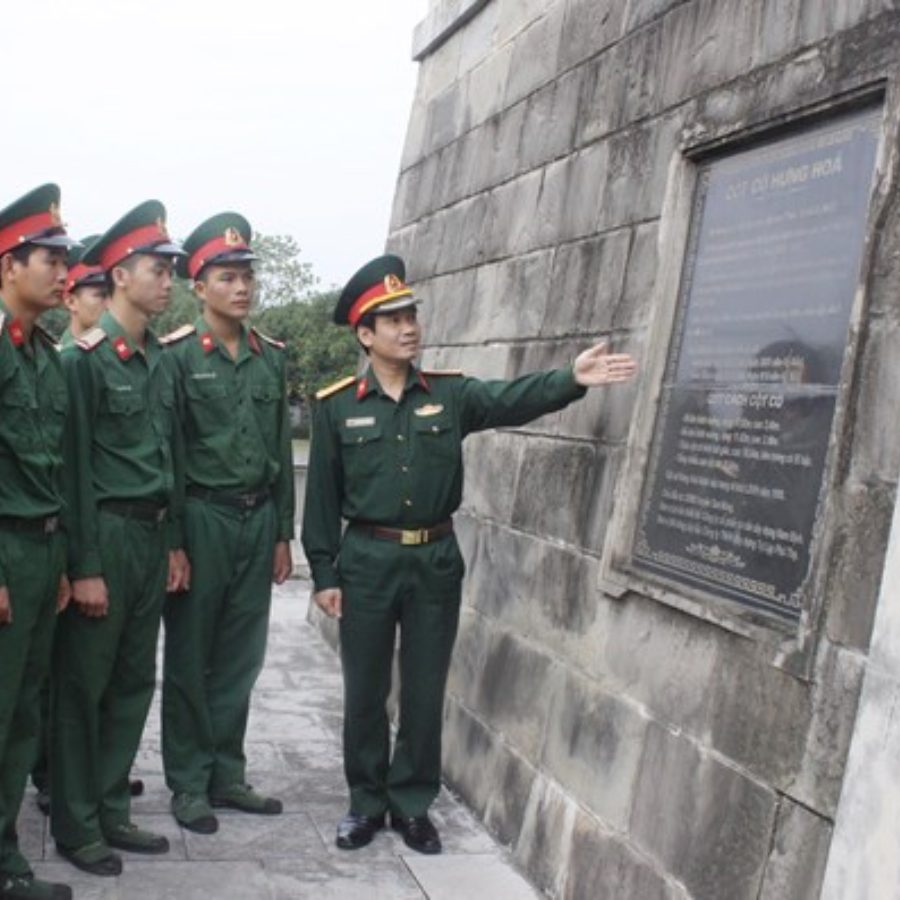 Giới thiệu truyền thống cột cờ Hưng Hóa cho chiến sĩ trẻ mới về công tác tại Lữ đoàn Công binh 543