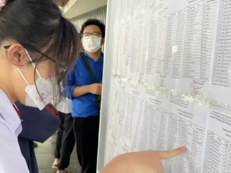 Sáng nay thời tiết mát mẻ, hơn 15.000 thí sinh ở Phú Thọ thi tuyển sinh vào lớp 10