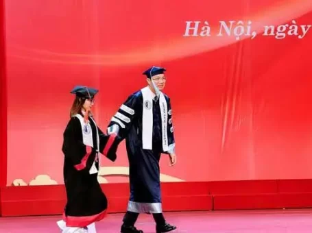 Thầy Hiệu trưởng dắt tay nữ sinh bại não ra sân khấu nhận bằng tốt nghiệp đại học