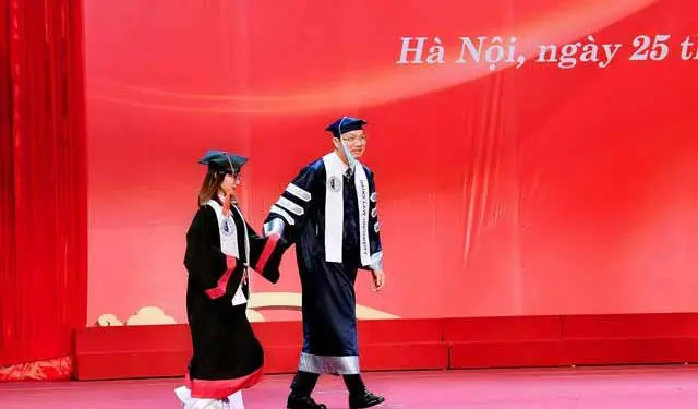Thầy Hiệu trưởng dắt tay nữ sinh bại não ra sân khấu nhận bằng tốt nghiệp đại học