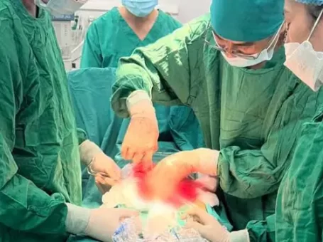 Các bác sĩ tại TTYT huyện Tam Nông tiến hành phẫu thuật