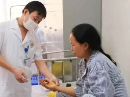 Trung tâm Y tế huyện Thanh Sơn phẫu thuật thành công cho trường hợp bị đứt lìa ngón tay do máy thái chuối