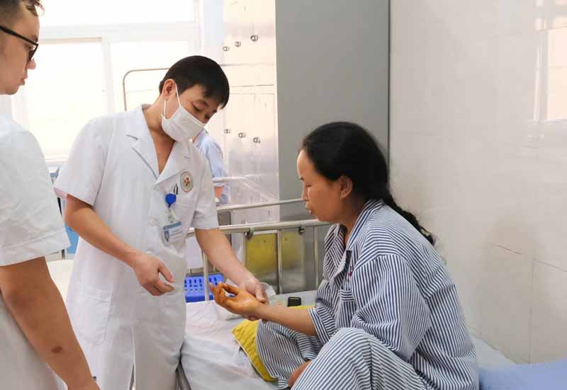 phau thuat tay Trung tâm Y tế huyện Thanh Sơn phẫu thuật thành công cho trường hợp bị đứt lìa ngón tay do máy thái chuối