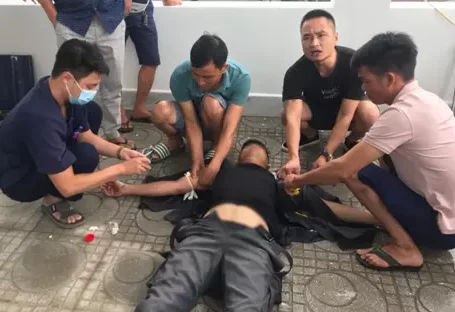 Phú Thọ: Dùng gậy nhôm gạt đường dây điện cao thế, người đàn ông bị điện giật bỏng nặng