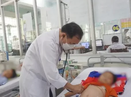 Hóc hạt chôm chôm, bé gái 5 tuổi tử vong