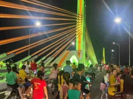 Người dân hồ hởi rủ nhau hóng mát, chơi đùa trên cầu Vĩnh Phú đang thi công