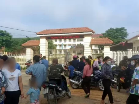 Các phụ huynh kéo đến kín cổng trường Tiểu học xã Văn Luông sáng 24.7. Ảnh do người dân cung cấp.