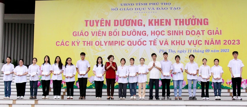 Phú Thọ: Trao 130 triệu đồng khen thưởng học sinh, giáo viên có học sinh đoạt giải Olympic quốc tế và khu vực - Ảnh 2.
