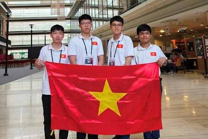 4 học sinh dự thi Olympic Tin học quốc tế 2023. Từ trái qua phải: Nguyễn Đức Thắng, Nguyễn Quang Minh, Nguyễn Ngọc Đăng Khoa, Trần Xuân Bách.