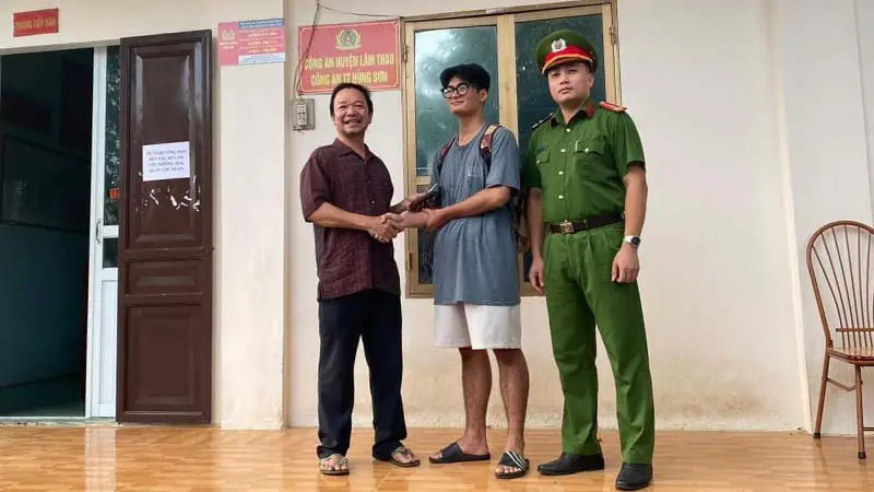 Ông Bùi Sỹ Tiến (ngoài cùng bên trái) bắt tay cảm ơn em Trịnh Quang Duy