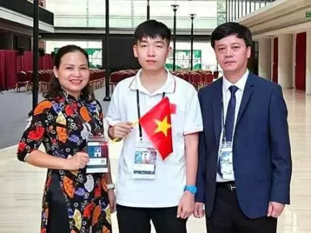 Em Nguyễn Đức Thắng (đứng giữa) cùng lãnh đạo Trường THPT Chuyên Hùng Vương.