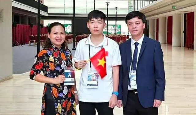 Em Nguyễn Đức Thắng (đứng giữa) cùng lãnh đạo Trường THPT Chuyên Hùng Vương.