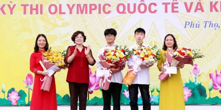 Phú Thọ: Trao 130 triệu đồng khen thưởng học sinh, giáo viên có học sinh đoạt giải Olympic quốc tế và khu vực