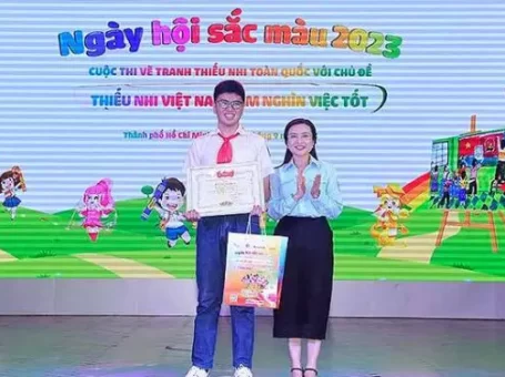 Bí thư Trung ương Đoàn Thanh niên Cộng sản Hồ Chí Minh, Chủ tịch Hội đồng Đội Trung ương Nguyễn Phạm Duy Trang trao giải đặc biệt tặng thí sinh Đặng Hà Duy Anh (bên trái).