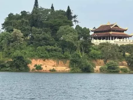 Một ngôi chùa mới xây đang trong quá trình hoàn thiện tại Đầm Ao Châu