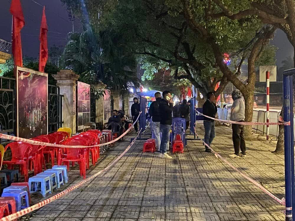 CĐV Việt Nam Xếp Hàng Mua Vé AFF Cup 2024 - Cổ đông viên Việt Nam và phe vé xếp hàng chờ mua vé trận Việt Nam - Indonesia "AFF Cup" - 