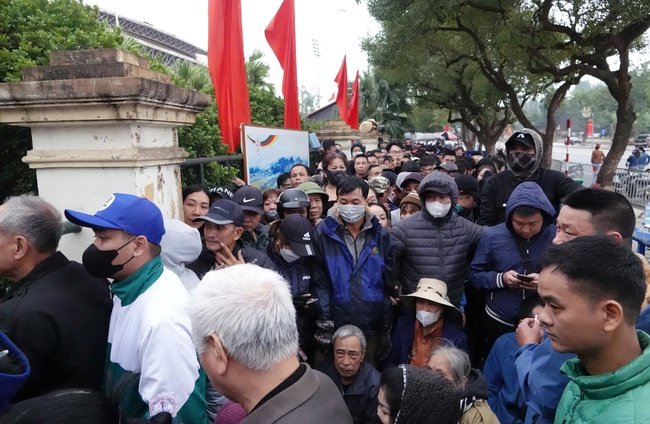 CĐV Việt Nam Xếp Hàng Mua Vé AFF Cup 2024 - Cổ đông viên chờ mua vé trận Việt Nam - Indonesia 'AFF Cup"